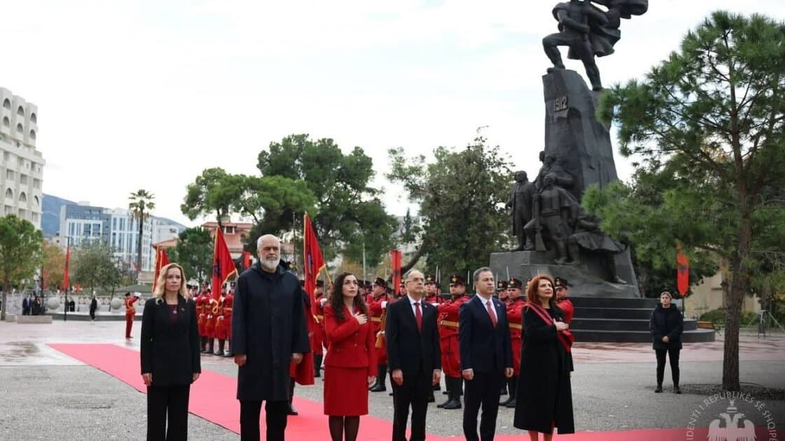 Në Vlorë mbahet ceremonia e ngritjes së flamurit, e pranishme edhe Osmani