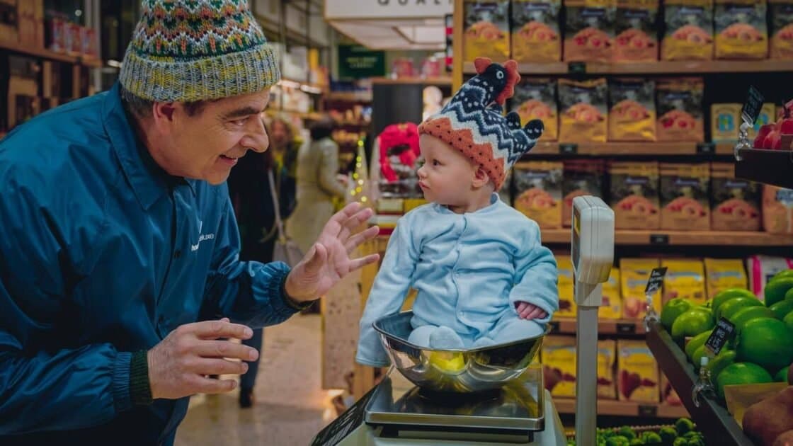 Rowan Atkinson rikthehet në Netflix me komedinë festive “Man vs Baby”