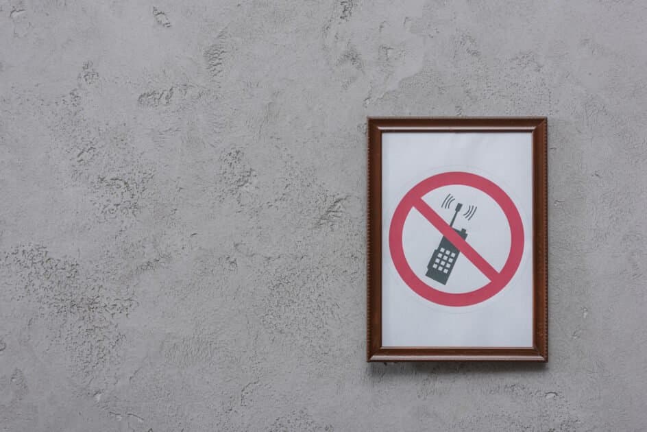 Shqipëri: Telefoni ndalohet në shkolla – çfarë duhet të dinë nxënësit, mësuesit dhe prindërit