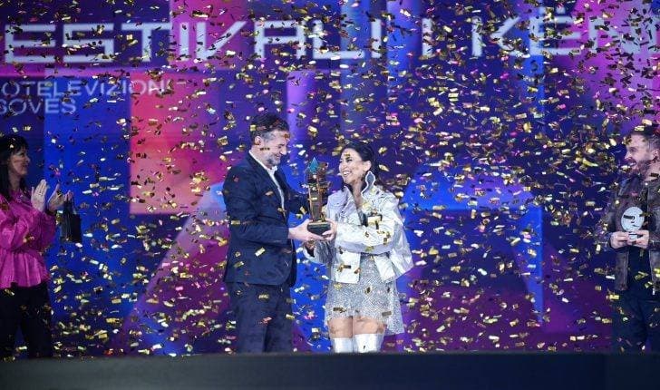 “Rreze Zjarr” ndez Festivalin e Këngës në RTK – Arsi Bako fiton trofeun “Diamanti Blu”