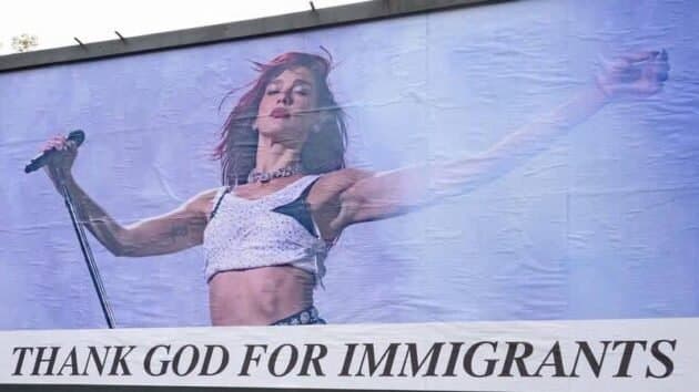 Dua Lipa shfaqet në billboard në Londër me mesazhin “Thank God For Immigrants”