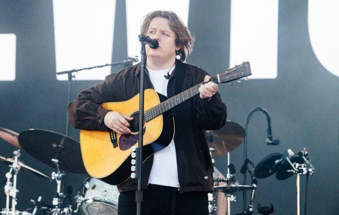 Lewis Capaldi rikthehet me këngën e re “Almost”