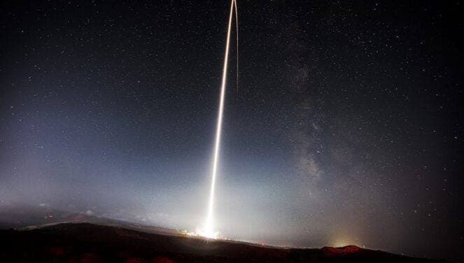 NASA Astronauti Don Pettit Zbulon Pamje Mahnitëse të Karvanit Satelitor Starlink nga ISS