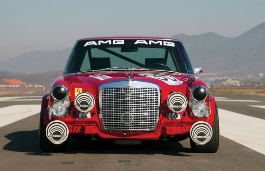“Red Pig” rikthehet në skenë: Mercedes ringjall legjendën që tronditi pistat e garave