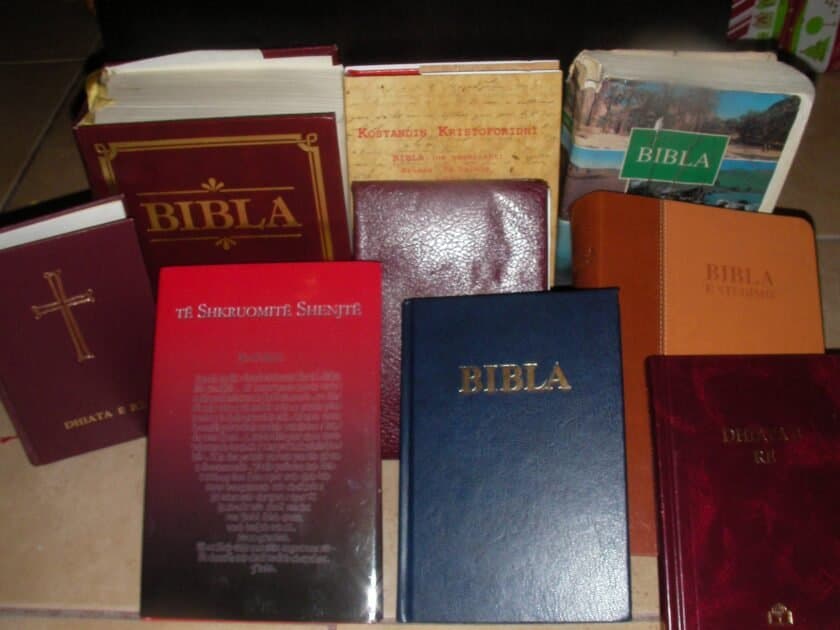 Bibla: Libri më i shitur dhe më i vjedhur në botë