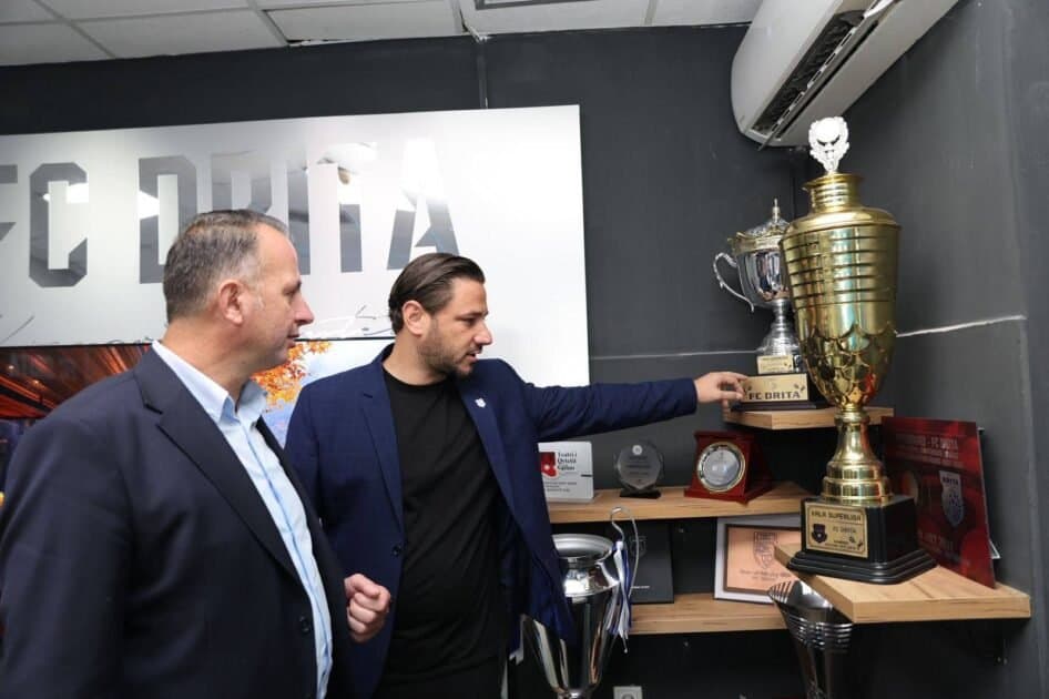 Raid Rashiti viziton klubin Drita: Prioritet zhvillimi i sportit dhe stadiumit të Gjilanit