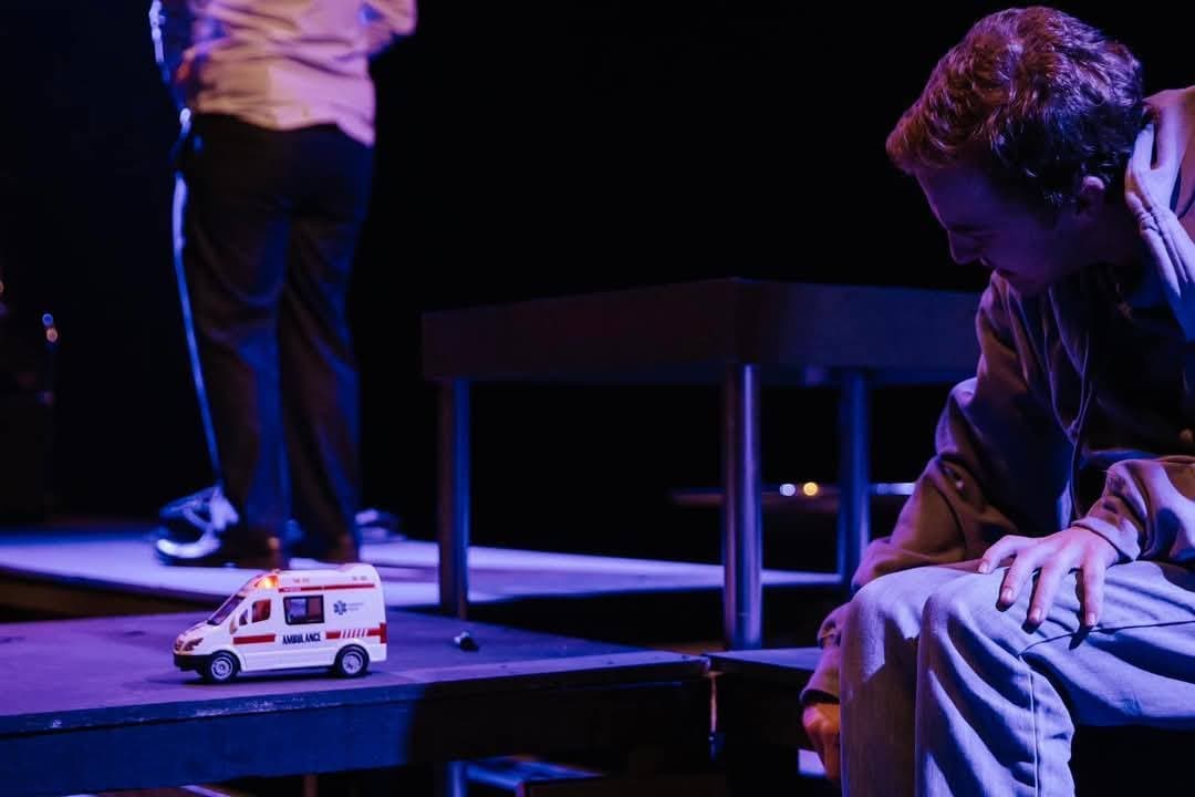 Nga “Djali” te “Babai”: Regjisori Erson Zymberi na fton në një udhëtim të ndjeshëm teatral në zemrën e familjes