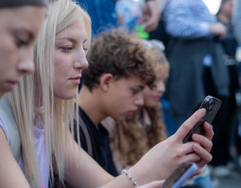 Interneti pothuajse në çdo shtëpi: 99.3% e familjeve në Kosovë kishin qasje online në vitin 2025