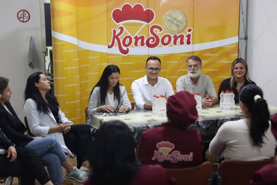 Alban Hyseni viziton kompaninë “Konsoni”, vlerëson rolin e grave në zhvillimin ekonomik lokal