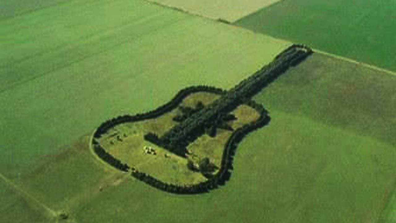 Art, Muzikë dhe Kujtime – Kitarja Gjigante e Familjes Ureta