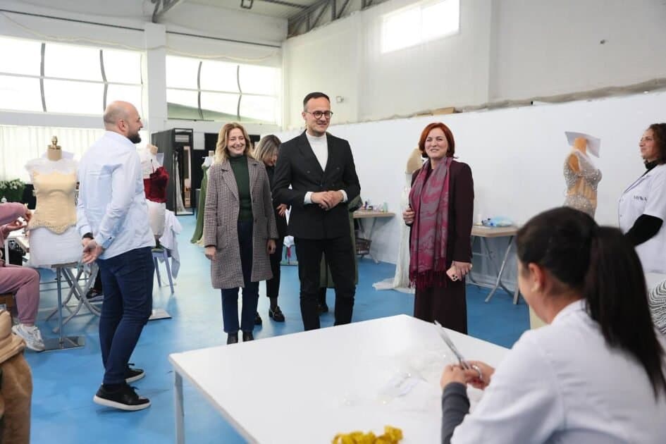 Alban Hyseni viziton Minna Fashion në Gjilan, premton vazhdimin e mbështetjes për fuqizimin e grave në biznes