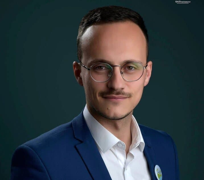 Takim rasti në mëngjes: Hyseni nis ditën me dy mësueset ikonë të Gjilanit