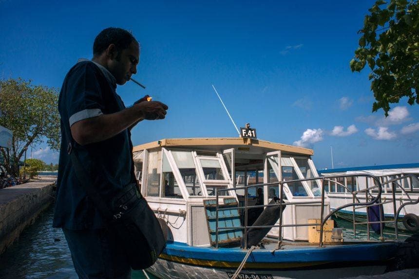Maldivet bëhen vendi i parë me ndalim të përjetshëm të duhanit për brezat e rinj