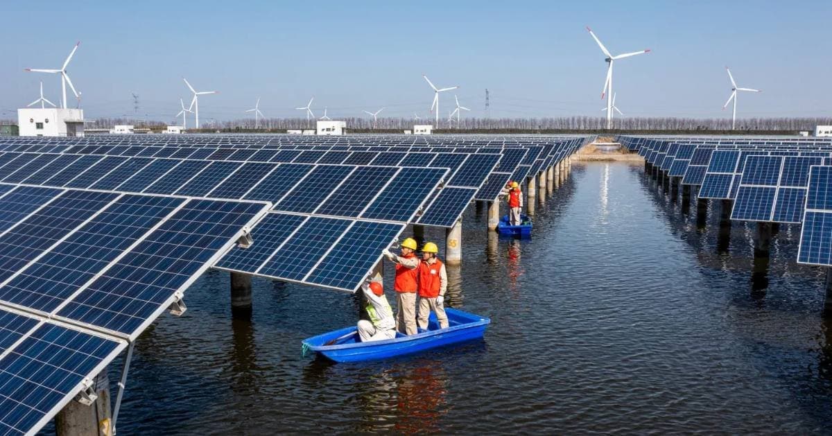 Kina Transformon Ekonominë Globale të Energjisë: Raporti i Ember-it 2025 Zbulon Kulmin e Karburanteve Fosil