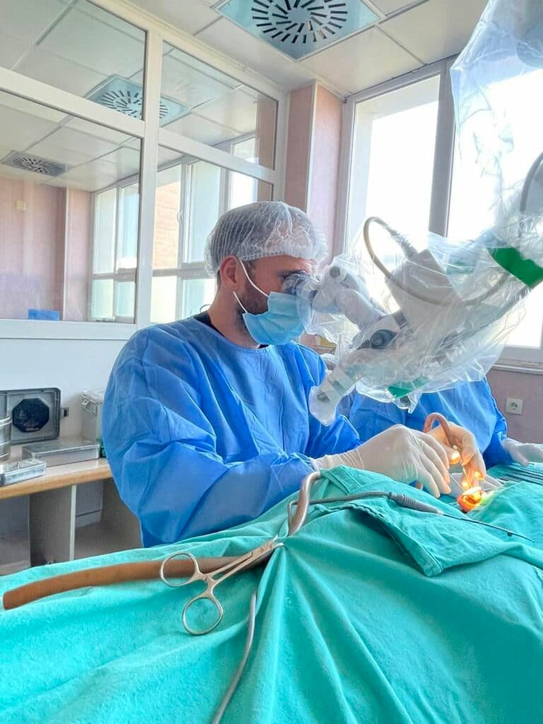 QKUK i rikthen dëgjimin pacientes pas 18 vitesh