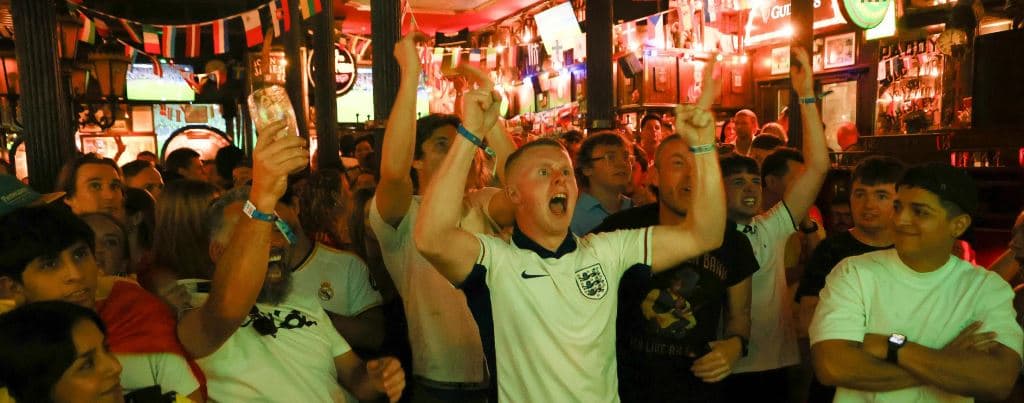 Orar i zgjatur në pub-e në Angli për ndeshjen me Meksikën në Kupën e Botës 2026