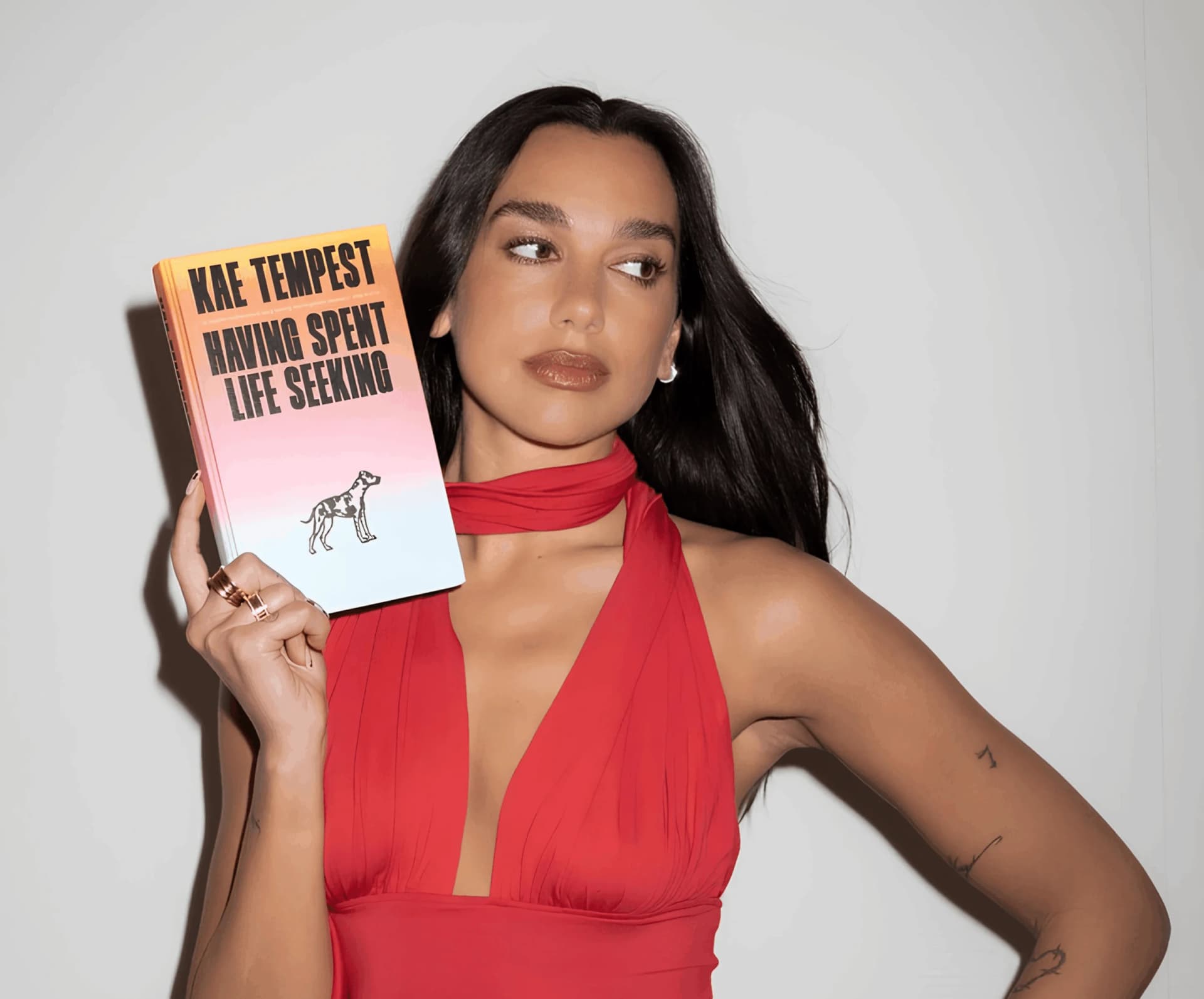 Dua Lipa hap Bibliotekën "Manifesto" në Portugali