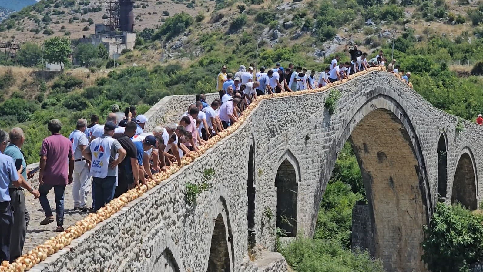 Fermeri shqiptar synon rekord Guinness me vargun 110 metra me qepë
