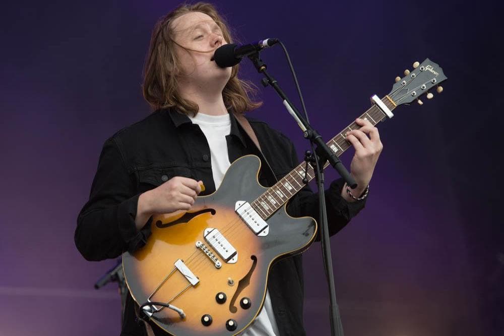 Nga një djalosh me kitarë në Skoci te ylli që pushtoi botën: Historia e Lewis Capaldi